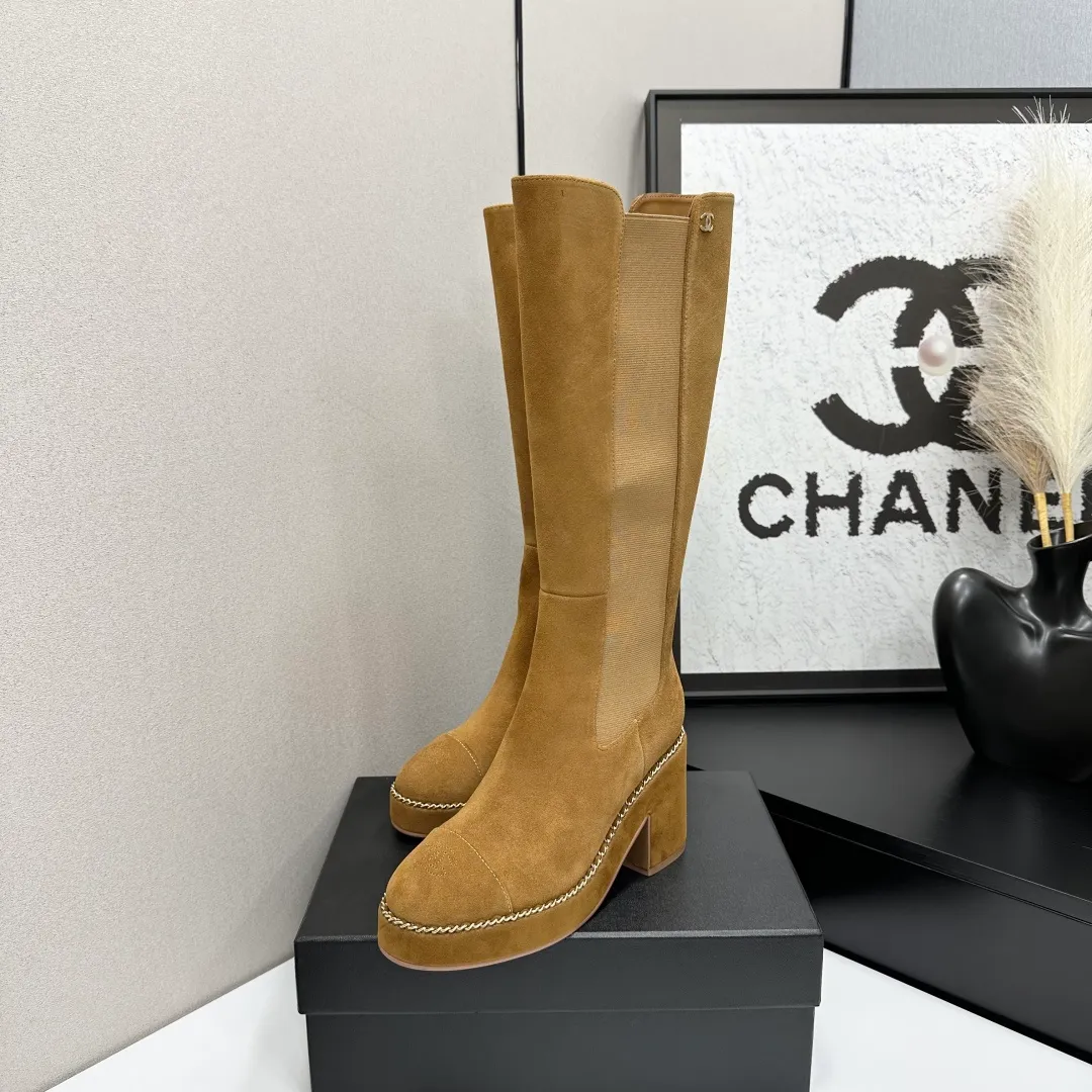 👟👟Ex-factory price 960👟👟 CHANEL Xiaoxiang 2024 autumn and winter sheepskin boots high boots knight boots The version is also the basic version of the Martin boots, neat and handsome. The upper is made of cowhide, super soft against the skin, wide and full, handsome and comfortable. The lining is soft water-dyed cowhide. The sole is original rubber outsole. Exclusive top quality 35-39. 40 customized
